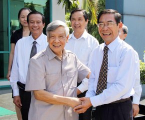 原总书记黎可漂（Le Kha Phieu）访问同奈省