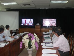 坚持遏制通货膨胀、稳定宏观经济、确保社会安生的目标