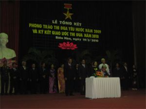 Summation meeting of the patriotic emulation movement 2009: 48 collectives are awarded emulation flags for their excellent performance