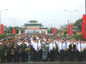 64th anniversary of the National Day, September 2: visiting and burning incense at the provincial Martyr's Cemetery