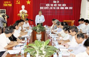 展开落实中央4的决议：支部决定批评与自批评的质量