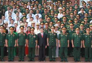 越南国家主席参加国防学院开学典礼