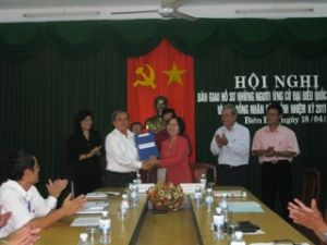 The Dossiers of Candidate Deputies into the 13th National Assembly and of Candidate Delegates into Dong Nai People's Council in 2011-2016 Period Handed over