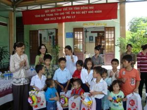 在永久和展鹏这两县送给家境特别困难的儿童中秋节礼物