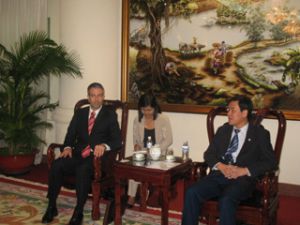 Vice – chairman of the provincial People’s Committee, Dinh Quoc Thai, met with the economic official of Consulate General of the United States of America.