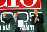 Mr. Pham Van Sang, director of Dong Nai department of Science and Technology, receives CIO Award 2005