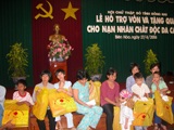Provincial Red Cross Association presents gifts and capital to 170 Agent Orange victims