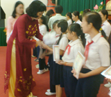 250 poor students receive “overcome difficulties to study well” Scholarship in 2006