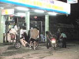 Price of oil reduces 500 VND per litter