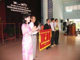 Dongnai education branch received an emulation flag from the Government and commended businesses and individuals for their contribution to educational career