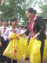 Red Cross Association presents 307 Mid-Autumn Festival gift sets.