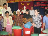 The Vietnam Red Cross provided over US$6,700 and 400 commodities boxes for households damaged by flood.