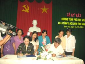 Signing a coordinated agreement on the activities between Dong Nai province’s Labor Federation and Women’s Association