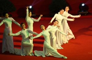 集中领导实现好发展经济，社会安生与保护环境