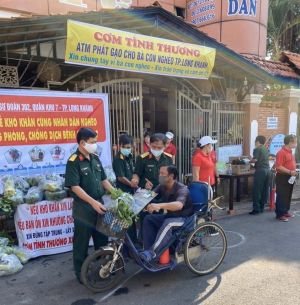 给予140 分 礼物给穷人，困难人被影响于Covid 19病毒