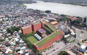 起工北美国际学校于屋顶上的绿色园