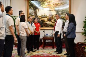 Taekwang Vina公司献17亿盾给被影响于天灾的中方老百姓