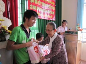 More Than 3,100 Mid-August Festival Gifts Offered to Exceptionally Needy Children