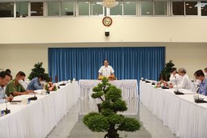 要关心解除困难，造出恢复经济 越快越好