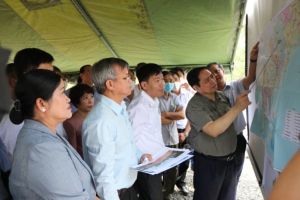 政府总理范明正实际检查平福和同奈省的交通连接提议