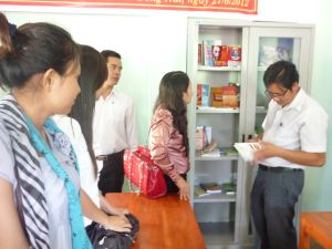 Provincial Ethnic Committee donated 13 bookcases for hamlets under the special difficulties