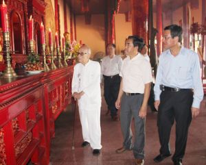 Hero of  Labor, Professor. Dang Vu Khieu had a visit to Tran Bien Temple