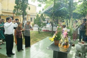 Commemorating at Tan Hiep Prison by burning incense