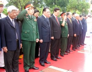 Leaders of Party and Government burned incense to memorize heroic martyrs.