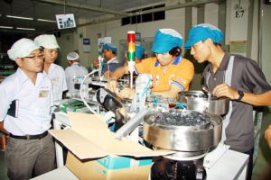 Students of Lac Hong University: sell machinery to Japanese enterprises