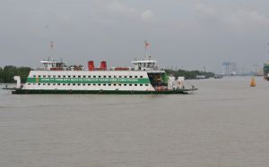 Many vehicles not allowed to cross Cat Lai ferry to fight Covid-19