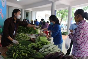So-called zero-VND fair opens to needy