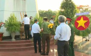 Leaders pay visit to Martyrs’ Cemetery on 45th anniversary of South Liberation and National Reunification