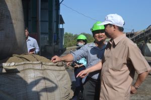 Solving problems for waste treatment area in Bau Can commune