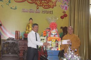 Provincial leaders visit and congratulate the religious organizations