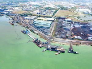 Construct infrastructure synchronous to exploit the seaport system effectively