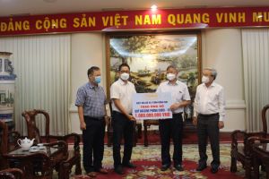 Chairman of the Provincial People's Committee attended the ceremony to receive the Covid-19 vaccine fund