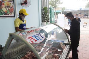 Connecting large enterprises to participate in the supply of goods at stable price selling stores