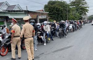 Temporarily suspending sending workers back hometown from now until August 15