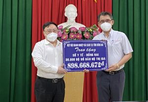 The Council of Taiwanese Chambers of Commerce in Vietnam - Dong Nai Branch presented 30,000 protective clothes for epidemic prevention and control