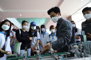 The close cooperation between schools and businesses
