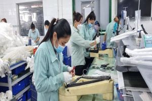 Businesses increase wages but do not cut benefits