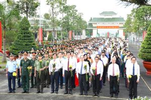 Lãnh đạo tỉnh dâng hương tại Nghĩa trang liệt sĩ tỉnh nhân kỷ niệm 77 năm Cách mạng tháng Tám và Quốc khánh 2-9