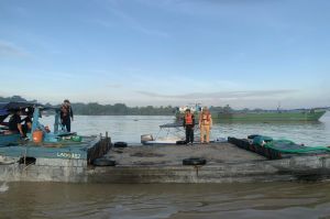 Liên tiếp bắt bơm hút cát trái phép