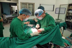 Bị kẻ ngáo đá đâm, người phụ nữ được cứu sống ngoạn mục