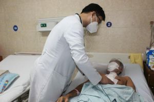 Thực hiện ca phẫu thuật khó cứu cụ ông bị bệnh tim nguy hiểm