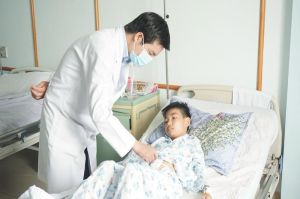 Cắt 1,2m ruột bị hoại tử để cứu sống bệnh nhi