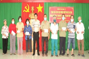 Nhiều hoạt động trao tặng quà cho nạn nhân da cam