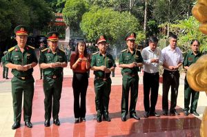Trường Đại học Nguyễn Huệ thăm tặng quà các gia đình chính sách, học sinh khó khăn và về nguồn tại Tây Ninh