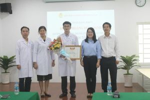 Khen thưởng bác sĩ cứu thai phụ vượt qua nguy kịch trên xe bus