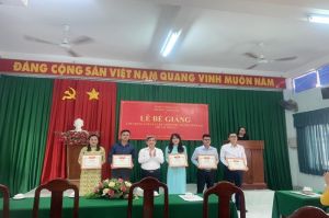 Bế giảng lớp trung cấp lý luận, hành chính khóa 64